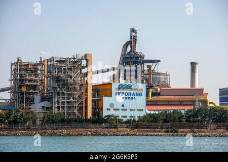 13. März 2018 – Pohang, Südkorea – EINE Gesamtansicht des POSCO-Stahlwerks im Stahlkomplex Pohang in Pohang, Südkorea. Chinas Stahlwerke, ein Ziel von Präsident Donald Trumps Zorn, sind der 800-Pfund-Gorilla der Branche: Sie liefern die Hälfte der weltweiten Produktion, so dass jede ihrer Bewegungen globale Auswirkungen hat. Die Stahlindustrie ist in den letzten zehn Jahren gestiegen, um einen historischen chinesischen Bauboom zu unterstützen. Sobald das zurückgegangen war, wurde das Land mit einer Flut von halb leeren, Geld verschlingenderen Mühlen übersät. Stockfoto
