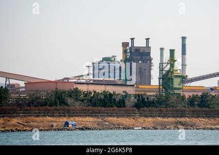 13. März 2018 – Pohang, Südkorea – EINE Gesamtansicht des POSCO-Stahlwerks im Stahlkomplex Pohang in Pohang, Südkorea. Chinas Stahlwerke, ein Ziel von Präsident Donald Trumps Zorn, sind der 800-Pfund-Gorilla der Branche: Sie liefern die Hälfte der weltweiten Produktion, so dass jede ihrer Bewegungen globale Auswirkungen hat. Die Stahlindustrie ist in den letzten zehn Jahren gestiegen, um einen historischen chinesischen Bauboom zu unterstützen. Sobald das zurückgegangen war, wurde das Land mit einer Flut von halb leeren, Geld verschlingenderen Mühlen übersät. Stockfoto