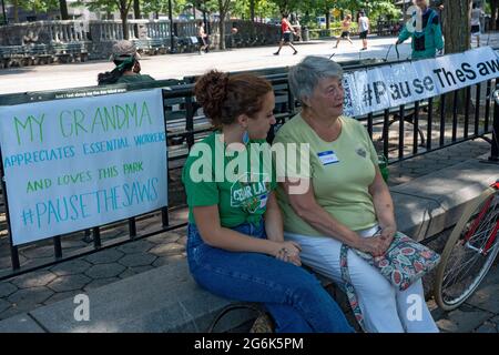 Die Bewohner nehmen an einem Protest gegen die Pläne von Gouverneur Andrew Cuomo für ein COVID-19-Denkmal in New York City Teil.zweihundert Demonstranten versammelten sich im Rockefeller Park in Lower Manhattan, als sie versuchten, den Druck auf Gouverneur Andrew Cuomo nur wenige Tage nach dem Einnisten des mächtigen und skandalumwitterten Staatschefs aufrecht zu erhalten Pläne, einen Teil der Grünfläche für das „Circle of Heroes“-Denkmal des Coronavirus zu ebnen. Der Protest der Battery Park City ereignete sich, als der Gemeinderaum 1, der das Gebiet vertritt, ein Mittwochstreffen anberaumt, um das Denkmal zu diskutieren. (Foto von Ron Adar/SOPA Stockfoto