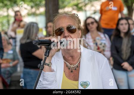 Der Präsident von Manhattan Borough, Gale Brewer, spricht während eines Protestes gegen die Pläne von Gouverneur Andrew Cuomo für ein COVID-19-Denkmal in New York City.zweihundert Demonstranten versammelten sich im Rockefeller Park von Lower Manhattan, um den Druck auf Gouverneur Andrew Cuomo nur wenige Tage nach dem mächtigen und skandalumwitterten Staat aufrecht zu erhalten Anführer nixed seine Pläne, einen Teil der Grünfläche für das „Kreis der Helden“-Denkmal, das Coronavirus-Denkmal, zu pflastern. Der Protest der Battery Park City ereignete sich, als der Gemeinderaum 1, der das Gebiet vertritt, ein Mittwochstreffen anberaumt, um das Denkmal zu diskutieren. Stockfoto