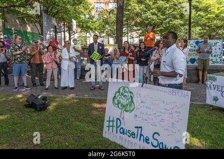 Eric Jesse spricht während eines Protestes gegen die Pläne des Gouverneurs Andrew Cuomo für ein COVID-19-Denkmal in New York City.zweihundert Demonstranten versammelten sich im Rockefeller Park in Lower Manhattan, als sie versuchten, den Druck auf Gouverneur Andrew Cuomo nur wenige Tage nach der Nötigung des mächtigen und skandalumwitterten Staatsführers aufrecht zu erhalten Pläne, einen Teil der Grünfläche für das „Circle of Heroes“-Denkmal des Coronavirus zu ebnen. Der Protest der Battery Park City ereignete sich, als der Gemeinderaum 1, der das Gebiet vertritt, ein Mittwochstreffen anberaumt, um das Denkmal zu diskutieren. (Foto von Ron Adar/SOPA im Stockfoto