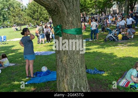 Ein grünes Band, das während eines Protestes gegen die Pläne des Gouverneurs Andrew Cuomo für ein COVID-19-Denkmal in New York City auf einem Baum zu sehen war.zweihundert Demonstranten versammelten sich im Rockefeller Park in Lower Manhattan, um den Druck auf Gouverneur Andrew Cuomo nur wenige Tage nach der mächtigen und skandalumwitterten Gedenkfeier aufrecht zu erhalten Der Staatschef nixed seine Pläne, einen Teil der Grünfläche für das „Kreis der Helden“-Denkmal des Coronavirus zu pflastern. Der Protest der Battery Park City ereignete sich, als der Gemeinderaum 1, der das Gebiet vertritt, ein Mittwochstreffen anberaumt, um das Denkmal zu diskutieren. (Foto von Ron Ad Stockfoto