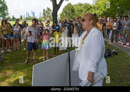 Der Präsident von Manhattan Borough, Gale Brewer, spricht während eines Protestes gegen die Pläne von Gouverneur Andrew Cuomo für ein COVID-19-Denkmal in New York City.zweihundert Demonstranten versammelten sich im Rockefeller Park von Lower Manhattan, um den Druck auf Gouverneur Andrew Cuomo nur wenige Tage nach dem mächtigen und skandalumwitterten Staat aufrecht zu erhalten Anführer nixed seine Pläne, einen Teil der Grünfläche für das „Kreis der Helden“-Denkmal, das Coronavirus-Denkmal, zu pflastern. Der Protest der Battery Park City ereignete sich, als der Gemeinderaum 1, der das Gebiet vertritt, ein Mittwochstreffen anberaumt, um das Denkmal zu diskutieren. Stockfoto