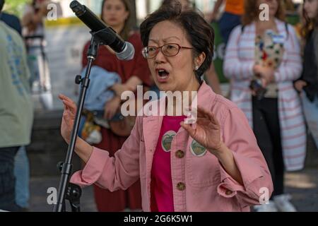 Margaret Chin, Ratsmitglied der Stadt New York, spricht während eines Protestes gegen die Pläne von Gouverneur Andrew Cuomo für ein COVID-19-Denkmal in New York City.zweihundert Demonstranten versammelten sich im Rockefeller Park von Lower Manhattan, um den Druck auf Gouverneur Andrew Cuomo nur wenige Tage nach dem mächtigen und aufrechtzuerhalten Der skandalös vernarbte Staatschef nixed seine Pläne, einen Teil der Grünfläche für das „Kreis der Helden“-Denkmal des Coronavirus zu pflastern. Der Protest in Battery Park City ereignete sich, als der Gemeinderaum 1, der das Gebiet vertritt, ein Mittwochstreffen anberaumt, um den Monume zu diskutieren Stockfoto