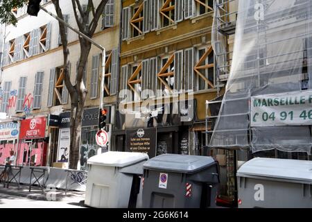 Marseille, Frankreich. Juli 2021. Blick auf ein baufälliges Gebäude am Boulevard de la Liberation in Marseille. (Foto von Gerard Bottino/SOPA Images/Sipa USA) Quelle: SIPA USA/Alamy Live News Stockfoto