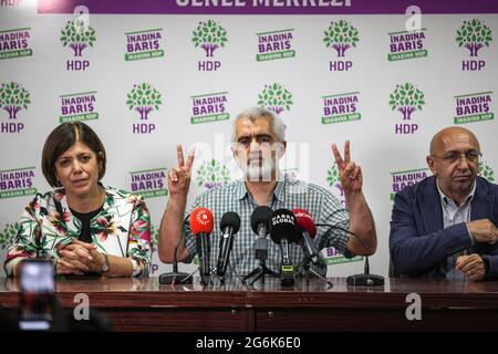 Ankara, Türkei. Juli 2021. Gergerlio?lu (C) wurde während einer Pressekonferenz im Hauptquartier der Demokratischen Partei der Völker (HDP) gesehen, nachdem er aus dem Gefängnis in Sincan entlassen worden war.der ehemalige Abgeordnete der pro-Kurdischen Demokratischen Partei (HDP) Ömer Faruk Gergerlio?lu wurde 2 zu 6 Jahren und 2018 Monaten Gefängnis verurteilt, weil er Propaganda für eine terroristische Organisation gemacht hatte. Gergerlio?lu wurde heute im Sincan Gefängnis freigelassen, nachdem die Entscheidung des Verfassungsgerichts über die „Verletzung von Rechten“ beim örtlichen Gericht eintraf. Kredit: SOPA Images Limited/Alamy Live Nachrichten Stockfoto