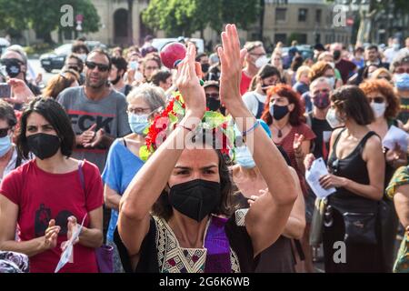 Barcelona, Spanien. Juli 2021. Eine Frau hat während der Veranstaltung applaudiert.Barcelona begrüßt die 421. Staffel der Zapatistischen Armee der Nationalen Befreiung (EZLN), eine libertäre sozialistische politische und militante Gruppe Mexikos, auf ihrem Weg durch Europa. Bestehend aus verschiedenen Mitgliedern. Die 421 Squad wurde am Columbus Monument von lokalen Kollektiven und sozialen Organisationen empfangen. Kredit: SOPA Images Limited/Alamy Live Nachrichten Stockfoto