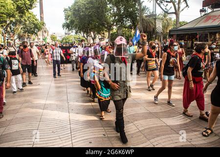 Barcelona, Spanien. Juli 2021. Während der Veranstaltung sahen die Mitglieder des Squadrons zu Fuß.Barcelona begrüßt die 421 Squadron der Zapatistischen Armee der Nationalen Befreiung (EZLN), eine libertäre sozialistische politische und militante Gruppe Mexikos, auf ihrem Weg durch Europa. Bestehend aus verschiedenen Mitgliedern. Die 421 Squad wurde am Columbus Monument von lokalen Kollektiven und sozialen Organisationen empfangen. Kredit: SOPA Images Limited/Alamy Live Nachrichten Stockfoto