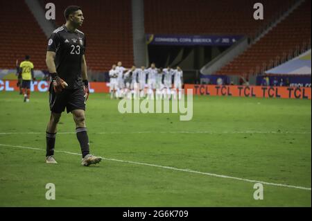 Brasilia, Distrito Federal, Brasilien. Juli 2021. (SPO) Copa America Semifinale: Argentinien und Kolumbien. 6. Juli 2021, Brasilia, Bundesdistrikt, Brasilien: Torwart Emiliano Martinez feiert am Dienstag (6), nachdem er beim Fußballspiel gegen Kolumbien eine Strafe für das Halbfinale von Copa America im Stadion Mane Garrincha in Brasilia ergeht hat. Nach einem Unentschieden von 1-1 in Normalzeit gewann Argentinien 3-2 im Elfmeterschießen und wird das Finale gegen Brasilien antreten. Quelle: Leco Viana/TheNews2 Quelle: Leco Viana/TheNEWS2/ZUMA Wire/Alamy Live News Stockfoto