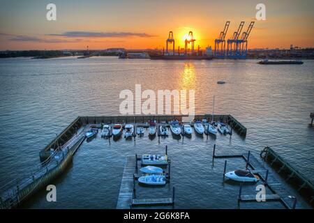 Luftaufnahme des Sonnenuntergangs über dem Jachthafen am Delaware River Philadelphia Stockfoto