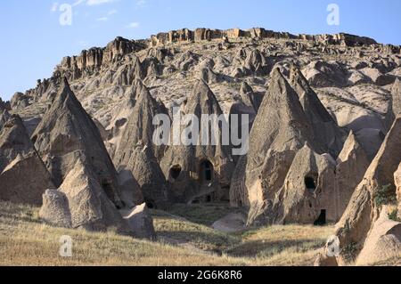 Wahrzeichen der Natur in der Türkei Feenkamine mit felsigen Höhlenhäusern Stockfoto