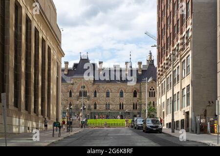 Ottawa, Kanada - 1. Juli 2021: Stadtbild Straßenansicht mit historischen Gebäuden, Parlament und Menschen zu Fuß in der Innenstadt von Ottawa am Canada Day holi Stockfoto
