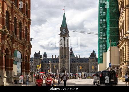 Ottawa, Kanada - 1. Juli 2021: Stadtbild Straßenansicht mit historischen Gebäuden, Parlament und Spaziergänger in der Innenstadt von Ottawa am Canada Day holi Stockfoto