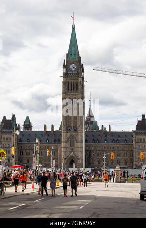 Ottawa, Kanada - 1. Juli 2021: Stadtbild Straßenansicht mit historischen Gebäuden, Parlament und Spaziergänger in der Innenstadt von Ottawa am Canada Day holi Stockfoto
