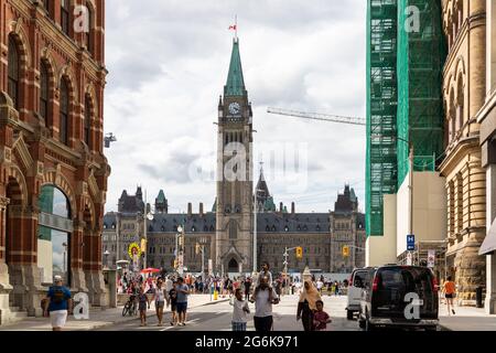 Ottawa, Kanada - 1. Juli 2021: Stadtbild Straßenansicht mit historischen Gebäuden, Parlament und Spaziergänger in der Innenstadt von Ottawa am Canada Day Stockfoto