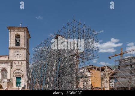 Die Ruinen der alten Basilika San Benedetto in Norcia, Italien, nach dem Erdbeben von 2016, das sie vollständig zerstörte Stockfoto