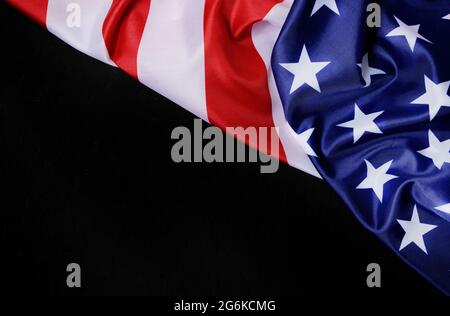 Flagge der Vereinigten Staaten Amerika auf schwarzem Hintergrund. Unabhängigkeitstag und Gedenktag Stockfoto