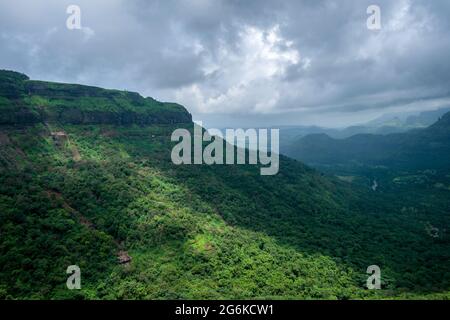 Wunderschöne Hügel und Täler, wie man sie bei Malshej Ghat in Maharashtra, Indien, sieht Stockfoto