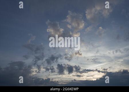 Eine Gruppe von Wolken am Abendhimmel, Bayern, Deutschland Stockfoto