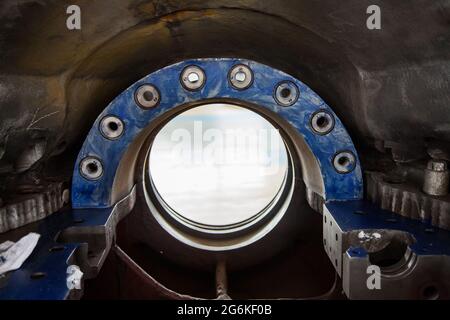 Nahaufnahme eines alten Dampfturbineneisenkörpers im Inneren. Einige Gewindebohrungen. Atyrau, Kasachstan. Stockfoto