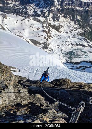 Bergsteiger besteigen die Clariden-Berggipfel mit ihren Skiern.fantastische Skitour in der Schweizer Alps.north Face.uri glarus Stockfoto