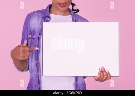 Nahaufnahme eines leeren Brettes, das von einer lächelnden Frau gehalten wird Stockfoto