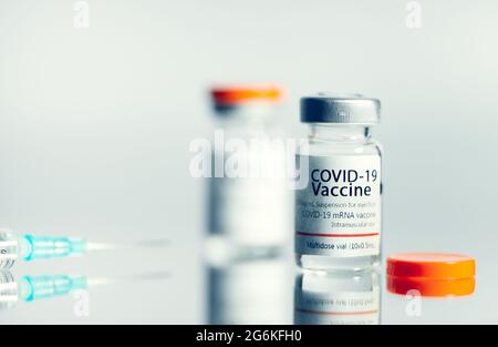 Ampullen mit COVID-19-Coronavirus-Impfstoff, mit einer Spritze zur Impfung. Healthcare und Medical Konzept. Stockfoto