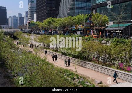 29.04.2013, Seoul, Südkorea, Asien - Stadtbild mit Menschen auf dem Gehweg entlang dem Ufer des Cheonggyecheon-Stromes im Stadtzentrum. Stockfoto