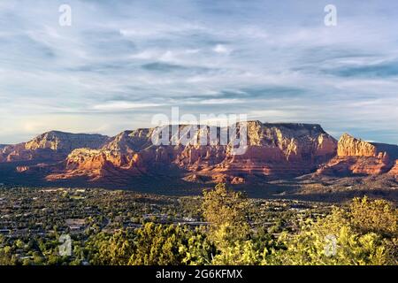 Blick auf den Sonnenuntergang von Sedona vom Flughafen Mesa, Sedona, Arizona, USA Stockfoto