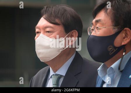 Yoon Seok-Youl, 5. Juli 2021: Der südkoreanische ehemalige Generalbundesanwalt Yoon Seok-Youl (L), der seine Absicht angekündigt hat, bei den Präsidentschaftswahlen im nächsten Jahr als Oppositionskandidat kandidieren zu wollen, kommt mit Professor Joo Han-Kyu zusammen, um an einer Pressekonferenz an der Seoul National University in Seoul, Südkorea, teilzunehmen. Yoon äußerte sich nach einem Treffen mit dem Professor, der ein starker Gegner dieser Politik ist, gegen die Politik des Ausstiegs aus der Atomkraft der Moon Jae-in-Regierung. Präsident Moon wählte Yoon im Juli 2019 zur Führung der nationalen Staatsanwaltschaft aus, doch Yoon kam später zu einem Zusammenstößen mit Präsident Moon GO Stockfoto