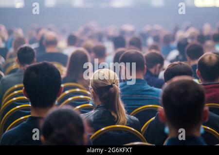 Nicht erkennbare Personen, die im Auditorium sitzen Stockfoto