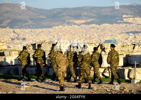 Griechische Soldaten marschierten nach der Zeremonie der griechischen Flagge von der Akropolis herunter. Athen, Griechenland. Stockfoto
