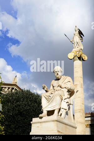 Plato und Athene Statuen an der Akademie von Athen, Griechenland. Stockfoto