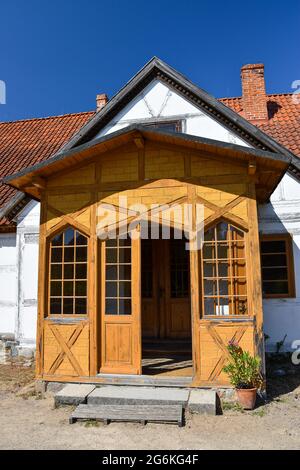 Veranda eines alten traditionellen polnischen Hofes im Museum in Wdzydze Kiszewskie, Polen Stockfoto