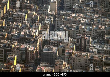 Draufsicht auf eine einbahnige schmale Straße mit in Reihen angeordneten Wohngebäuden in der Stadt Teheran, der Hauptstadt des Iran Stockfoto