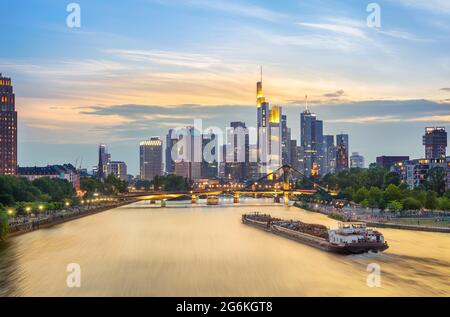 Skyline von Frankfurt am Main bei Sonnenuntergang, Deutschland Stockfoto