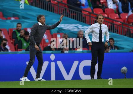 London, England. 06/07/2021, Luis Enrique Coach (Spanien)Roberto Mancini Coach (Italien) während des UEFA 'European Championship 2020 Semifinals Spiel zwischen Italien 5-3 Spanien im Wembley Stadium am 06. Juli 2021 in London, England. Quelle: Maurizio Borsari/AFLO/Alamy Live News Stockfoto