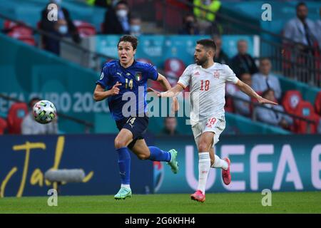 London, England. 06/07/2021, Federico Chiesa (Italien)Jordi Alba (Spanien) während des UEFA 'European Championship 2020 Halbfinalmatches zwischen Italien 5-3 Spanien im Wembley Stadium am 06. Juli 2021 in London, England. Quelle: Maurizio Borsari/AFLO/Alamy Live News Stockfoto