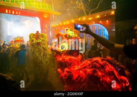 KALKUTTA, WESTBENGALEN, INDIEN - 7. FEBRUAR: Die chinesische Neujahrsgallade in China Town, Kalkutta mit chinesischem roten Drachen. Es ist das Jahr der Stockfoto