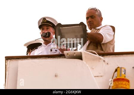 Pilot- und Brückendeckoffiziere arbeiten, als Cunard Liner QE2 in Neapel, Italien, liegt. Stockfoto