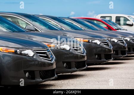 Neue Autos parkten am Kai von Lissabon und warteten auf die Weiterversendung Stockfoto