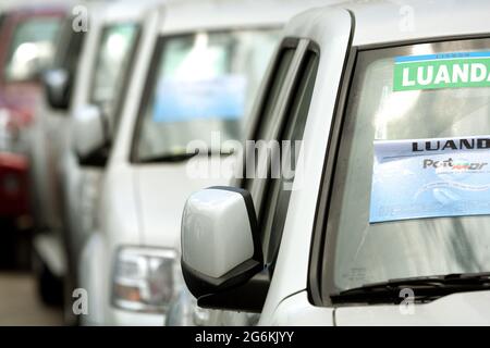 Neue Autos parkten am Kai von Lissabon und warteten auf die Weiterversendung Stockfoto