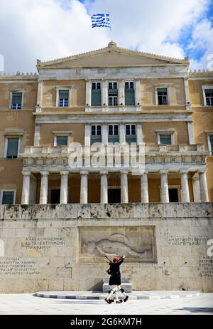 Wachwechsel vor dem Grab des unbekannten Soldaten, griechisches parlament, Athen. Stockfoto