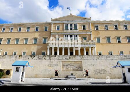 Wachwechsel vor dem Grab des unbekannten Soldaten, griechisches parlament, Athen. Stockfoto