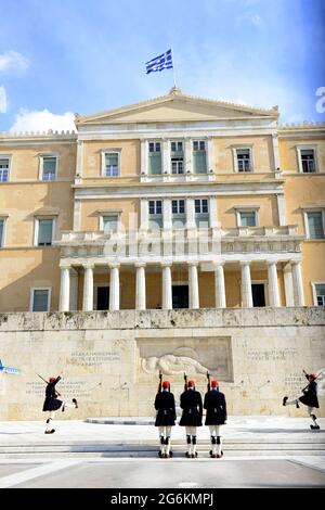 Wachwechsel vor dem Grab des unbekannten Soldaten, griechisches parlament, Athen. Stockfoto