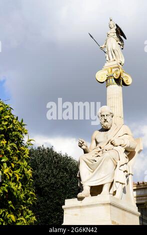 Plato und Athene Statuen an der Akademie von Athen, Griechenland. Stockfoto