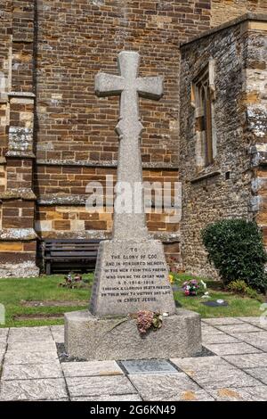 Gedenkstätte des 1. Weltkriegs in Form eines Steinkreuzes vor der Kirche des Märtyrers St. George im Dorf Wootton, Northampton, Großbritannien Stockfoto