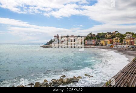 GENUA, ITALIEN, 12. MAI 2021 - Ligurische Küste unter bewölktem Himmel in Genua Sturla, Genua, Italien Stockfoto