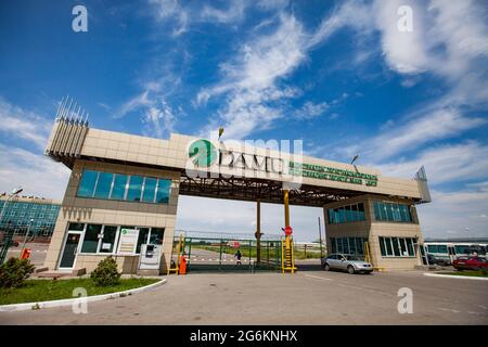 Region Almaty, Kasachstan-Juni 06,2012: Kontrollpunkt der Industriezone DAMU. Neues, modernes Gebäude. Stockfoto