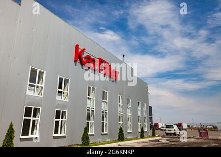 Region Almaty, Kasachstan-Juni 06,2012: Hauptindustriegebäude der Fabrik KasFilter. INDUSTRIEGEBIET DAMU. Stockfoto